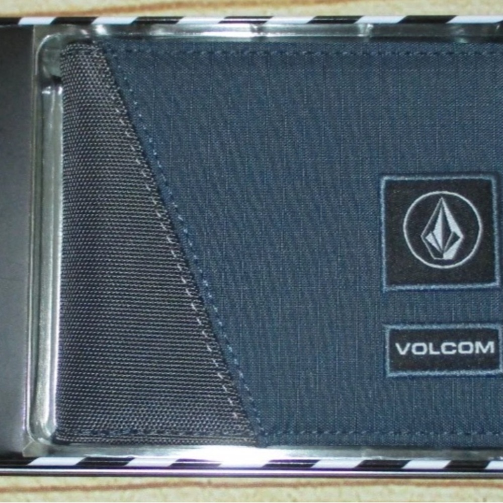 MENS VOLCOM BLUE GRAY BIFOLD WALLET WITH TIN GIFT BOX - Picture 2 of 4